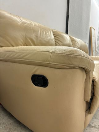 Sofá de piel beige