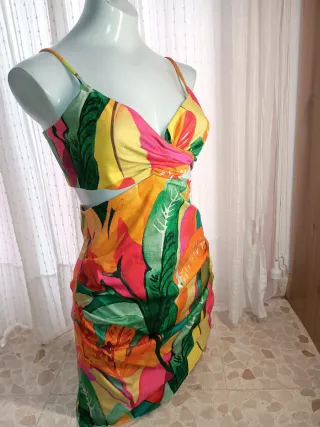 Vestido Zara corto estampado tropical.