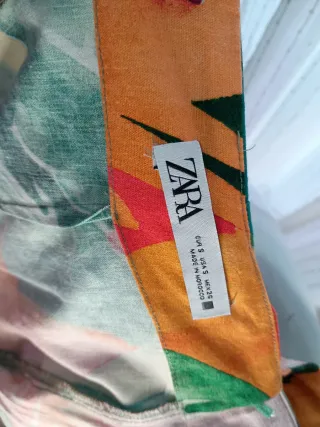 Vestido Zara corto estampado tropical.