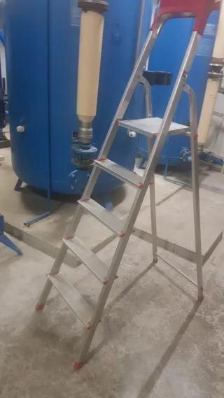 Escalera plegable de aluminio