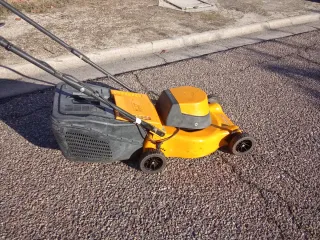 Cortacésped eléctrico amarillo