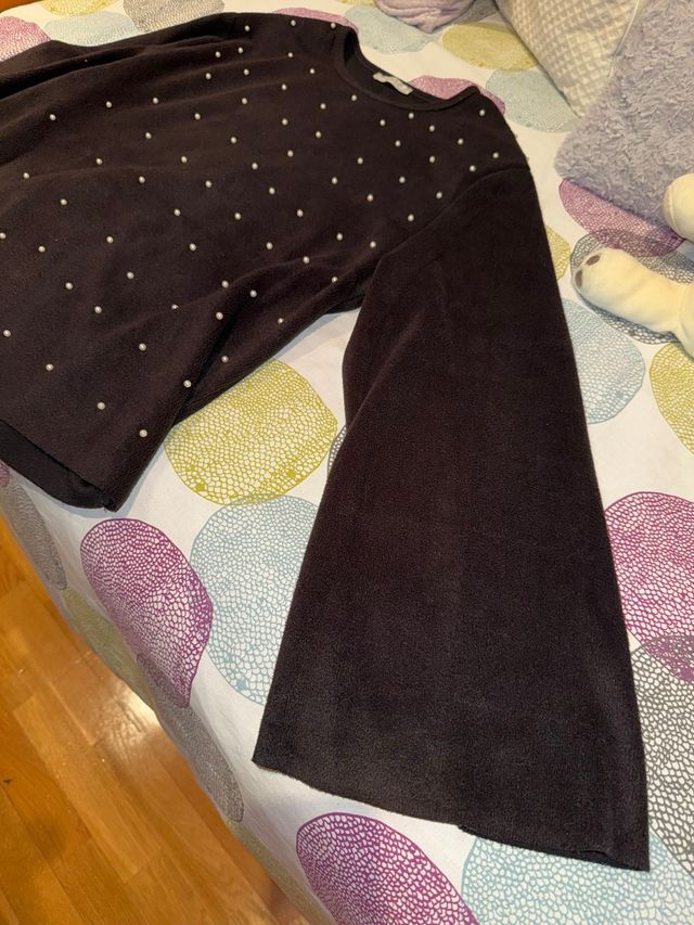 Jersey negro con perlas