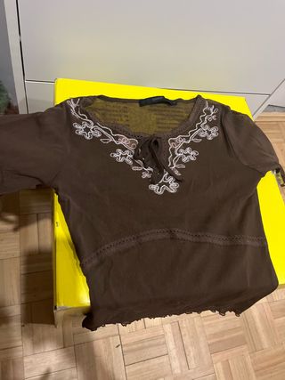 Camiseta Oxmo S bordada marrón con transparencias