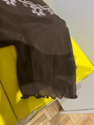 Camiseta Oxmo S bordada marrón con transparencias