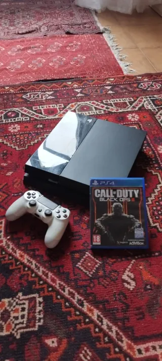 PS4 (PlayStation 4) Negra + Mando Blanco