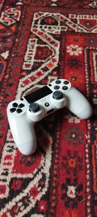 PS4 (PlayStation 4) Negra + Mando Blanco