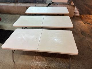 Tavoli pieghevoli in plastica bianca, €20 ciascuno
