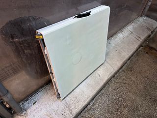 Tavoli pieghevoli in plastica bianca, €20 ciascuno