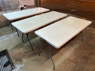 Tavoli pieghevoli in plastica bianca, €20 ciascuno