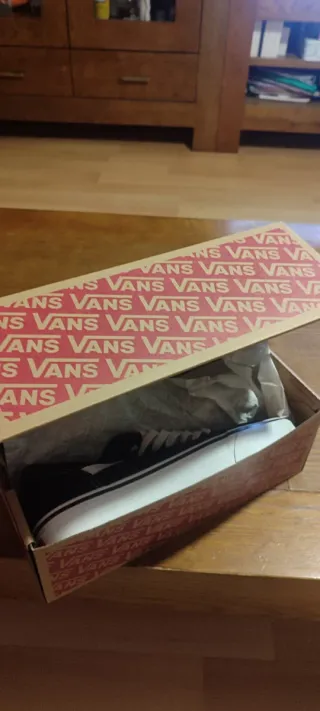 Zapatillas Vans Negras y Blancas