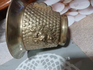 Antico mortaio in bronzo con leone