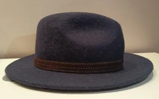 Sombrero azul con cinta marrón