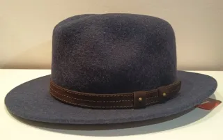 Sombrero azul con cinta marrón