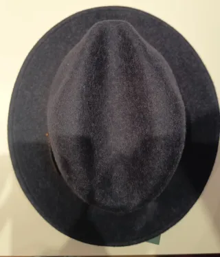 Sombrero azul con cinta marrón