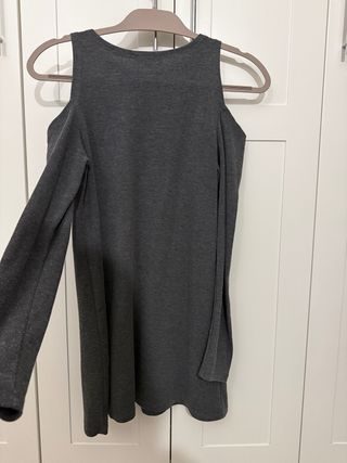 Vestido gris manga larga con hombros descubiertos