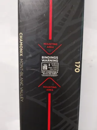 Esquí de montaña roto