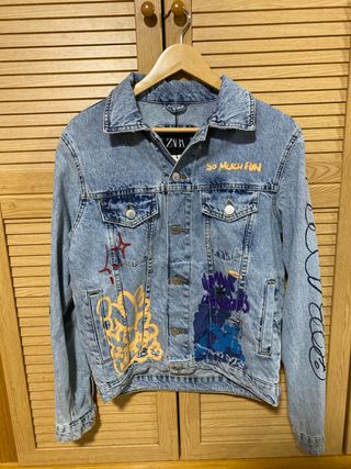 Chaqueta vaquera Zara con diseño graffiti