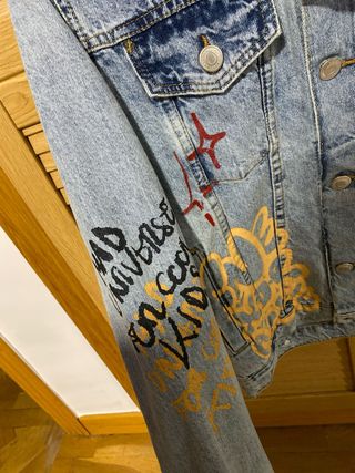 Chaqueta vaquera Zara con diseño graffiti