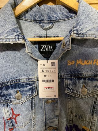 Chaqueta vaquera Zara con diseño graffiti