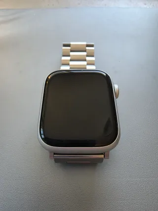 Apple Watch Series 8 45mm GPS + 5 cinturini