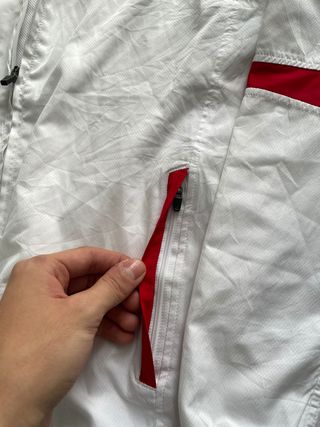 Chaqueta Asics Blanca y Roja Convertible