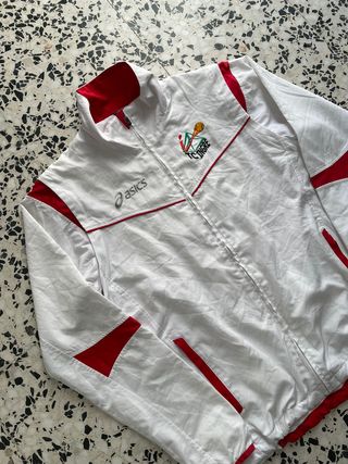 Chaqueta Asics Blanca y Roja Convertible