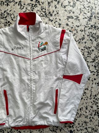Chaqueta Asics Blanca y Roja Convertible