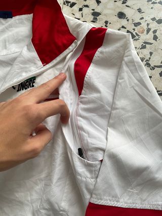 Chaqueta Asics Blanca y Roja Convertible