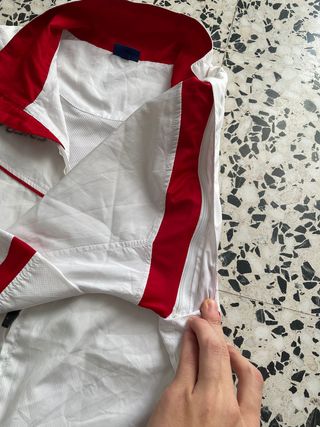 Chaqueta Asics Blanca y Roja Convertible