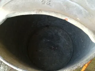 Antigua regadera de metal