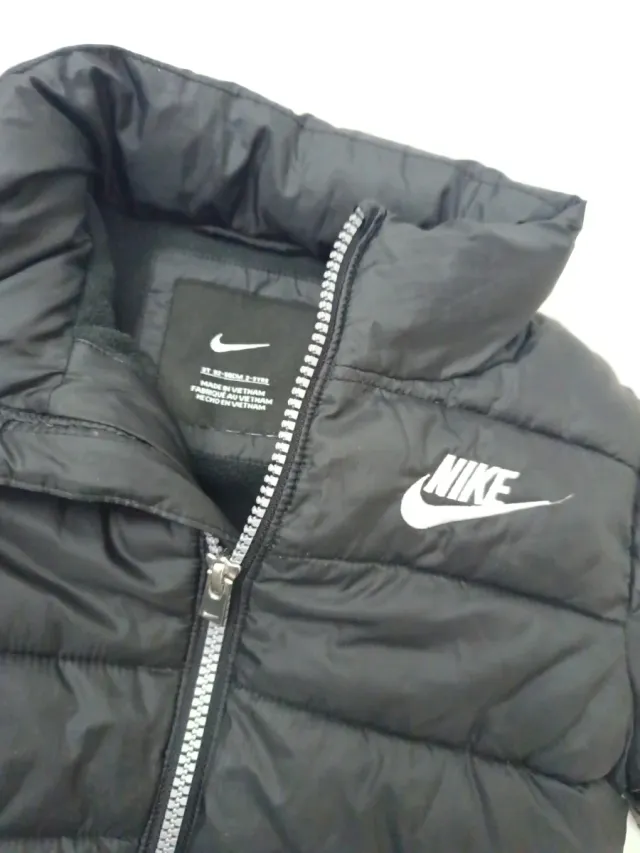 Chaqueta acolchada Nike negra