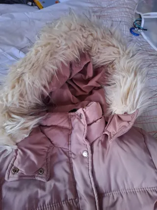 Cazadora rosa con capucha