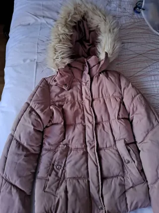 Cazadora rosa con capucha