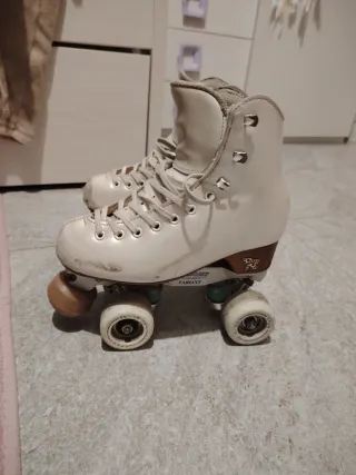 Pattini a rotelle professionali bianchi