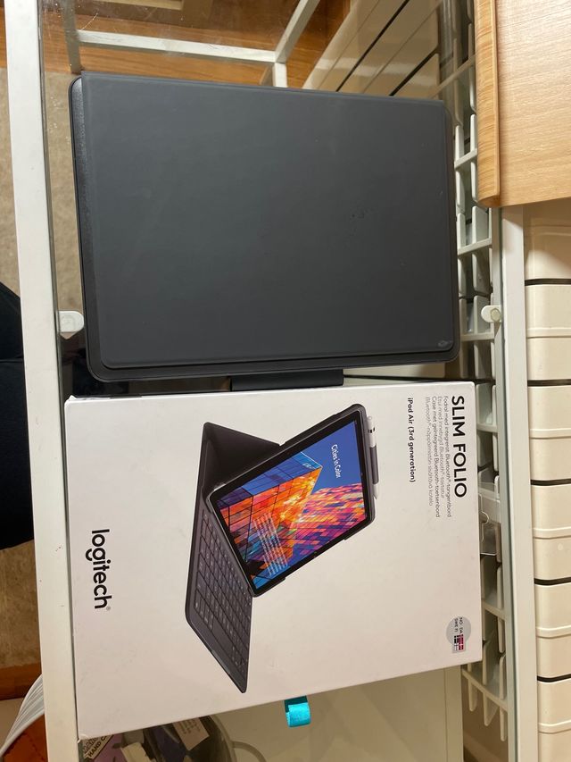 Fondina con tastiera Logitech Slim Folio per iPad Air 3