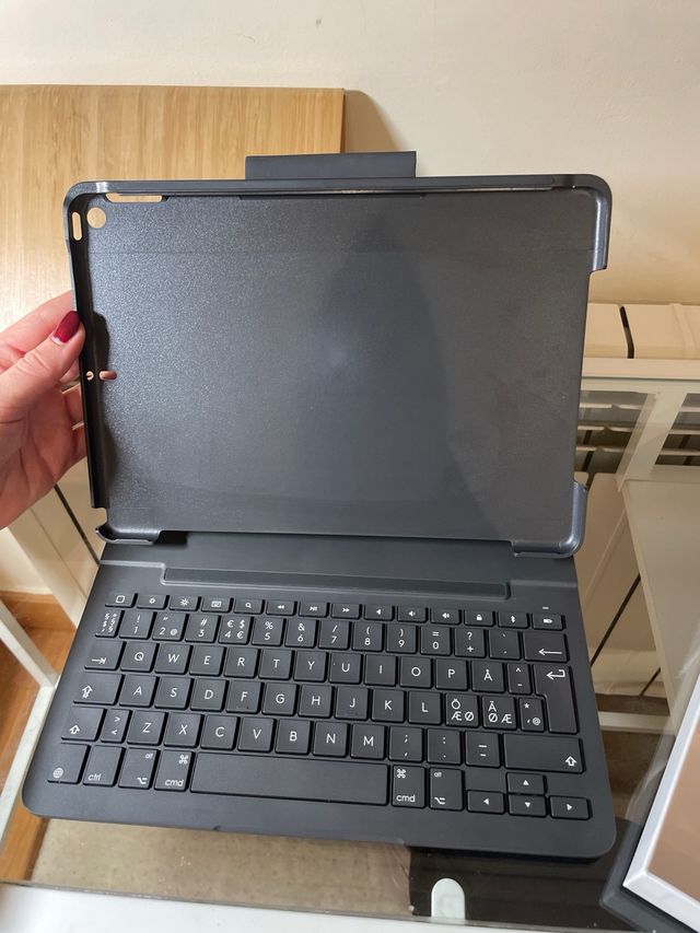 Fondina con tastiera Logitech Slim Folio per iPad Air 3