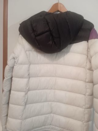 Chaqueta acolchada capucha morado blanco