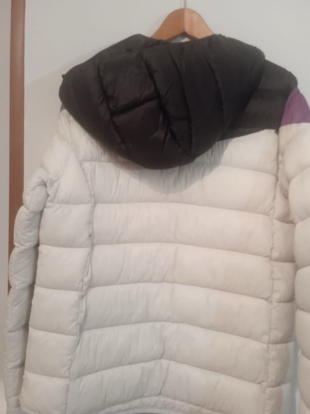 Chaqueta acolchada capucha morado blanco