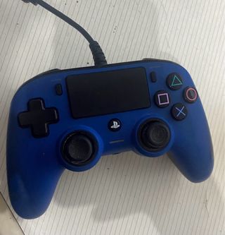 PS4 1TB + Mando Nacon Pro Combat + 2 juegos