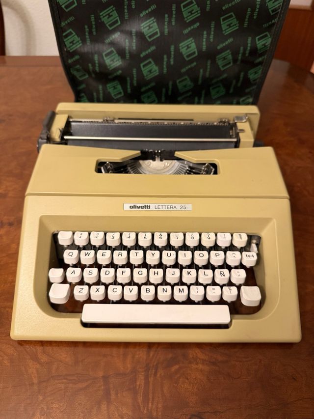 Macchina da scrivere Olivetti Lettera 25