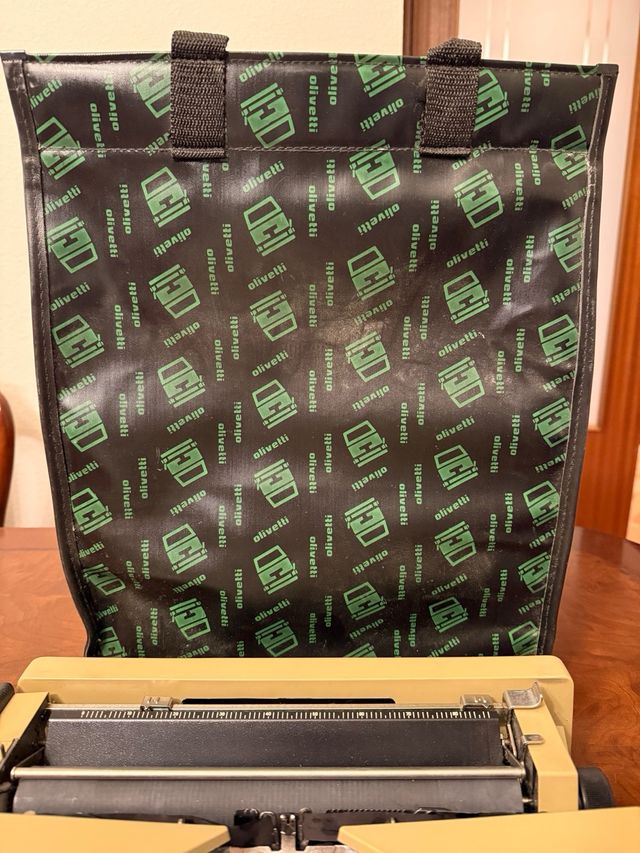 Macchina da scrivere Olivetti Lettera 25