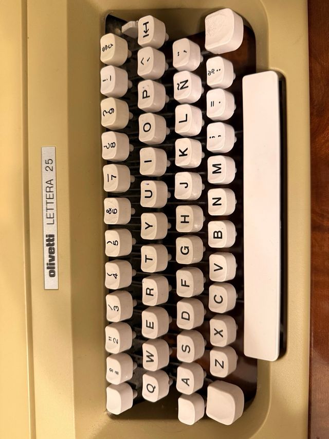 Macchina da scrivere Olivetti Lettera 25