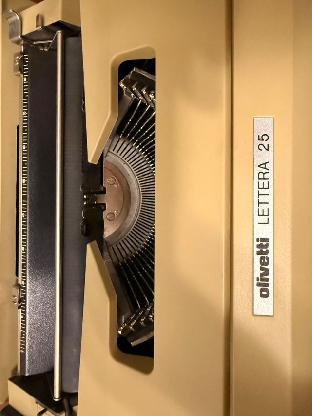 Macchina da scrivere Olivetti Lettera 25