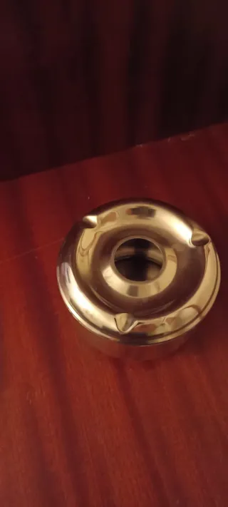 Cenicero metálico redondo