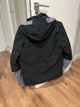 Cazadora de chico negra con muy poco uso
