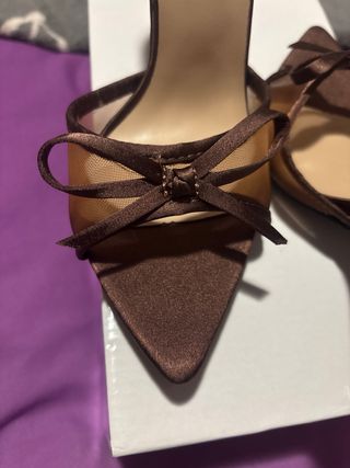 Tacones marrones con lazo
