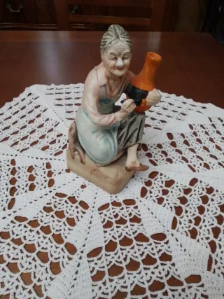 Figura cerámica abuela con cántaro