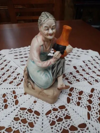 Figura cerámica abuela con cántaro