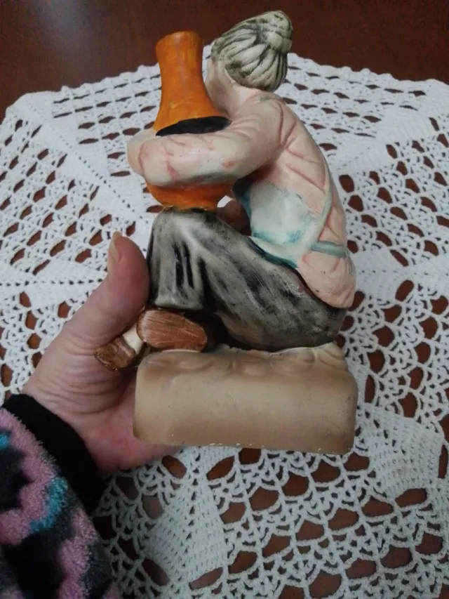 Figura in ceramica della nonna con brocca