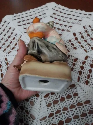 Figura cerámica abuela con cántaro